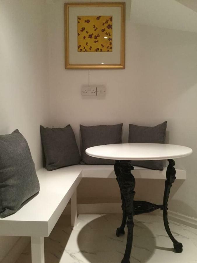 Beautiful 1Br Apartment In Historic St Aubin House ภายนอก รูปภาพ